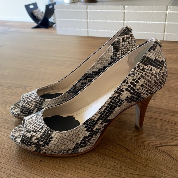 Calvin Klein women’s pumps size 9 1/2 Snakeskin - Picture 3 of 4